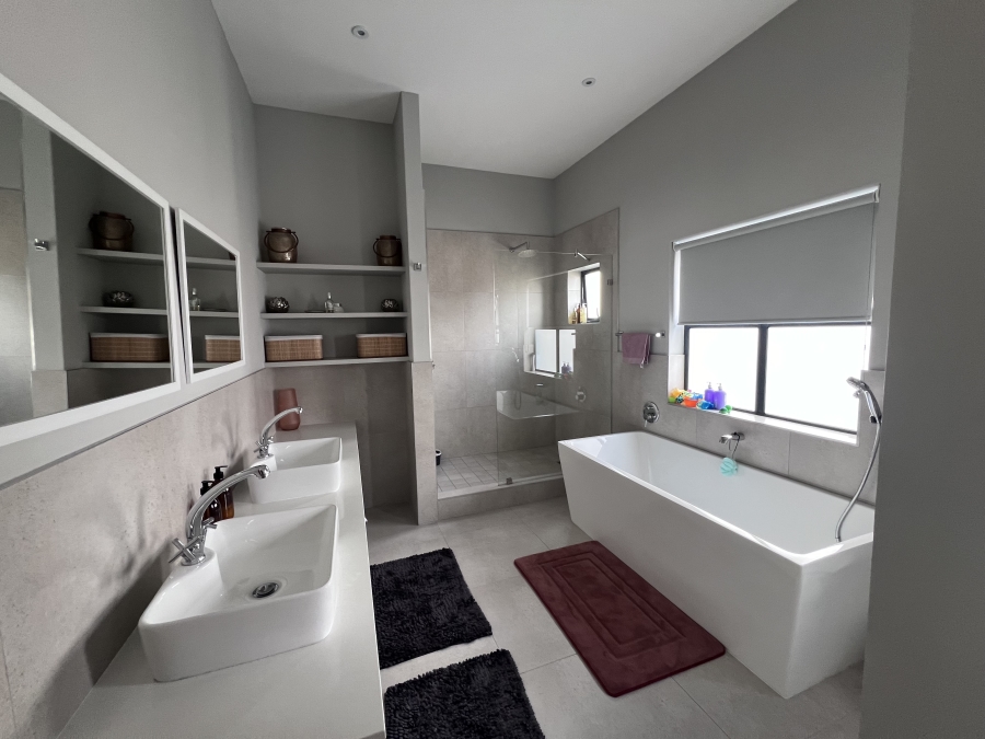 To Let 4 Bedroom Property for Rent in Royal Ascot Western Cape